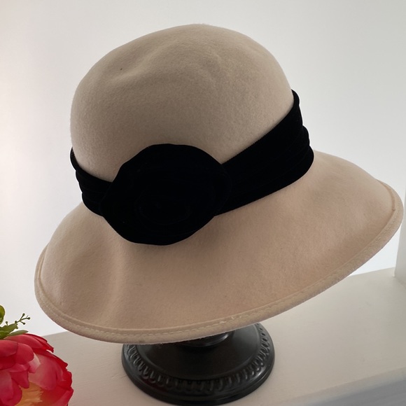 TinaLuxe Wool Hat. Cream with Black Velvet Band with Flower - Picture 2 of 9